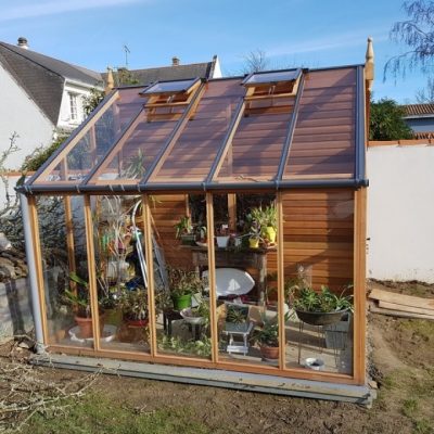 Pose d’une serre en bois adossée – Pornic (44 – Loire Atlantique)