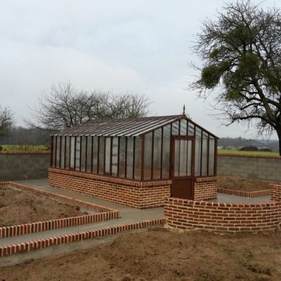 Installation d’une serre à l’ancienne sur muret – Sens sur Seille (71 – Saône sur Loire)